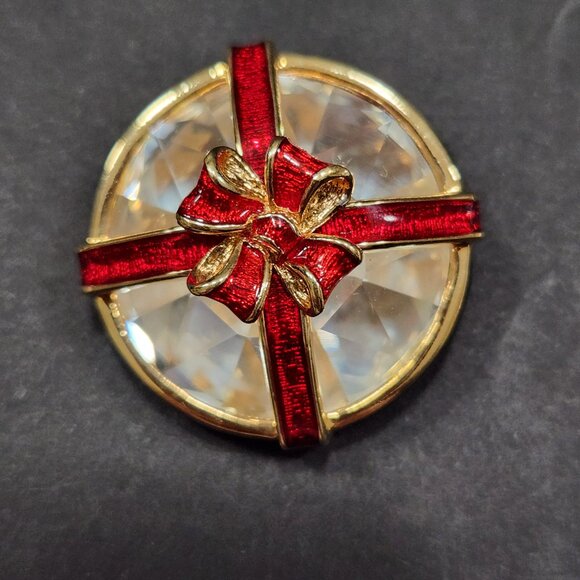 NWT Savvy by Swarovski Gift Package Brooch w/Green Enameled Edge & Red Bow - Picture 3 of 7